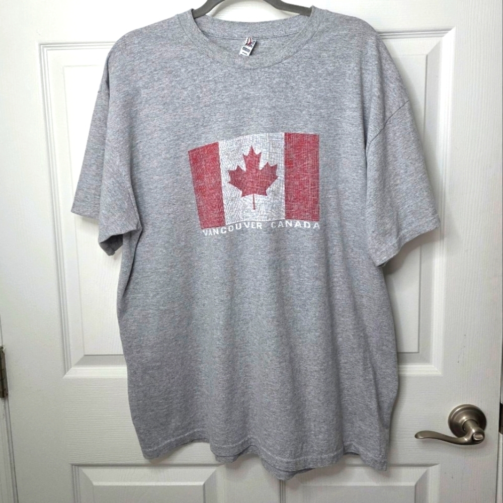 CANADIAN FLAG OF CANADA Mans T Shirt, Short Sleeve Gray